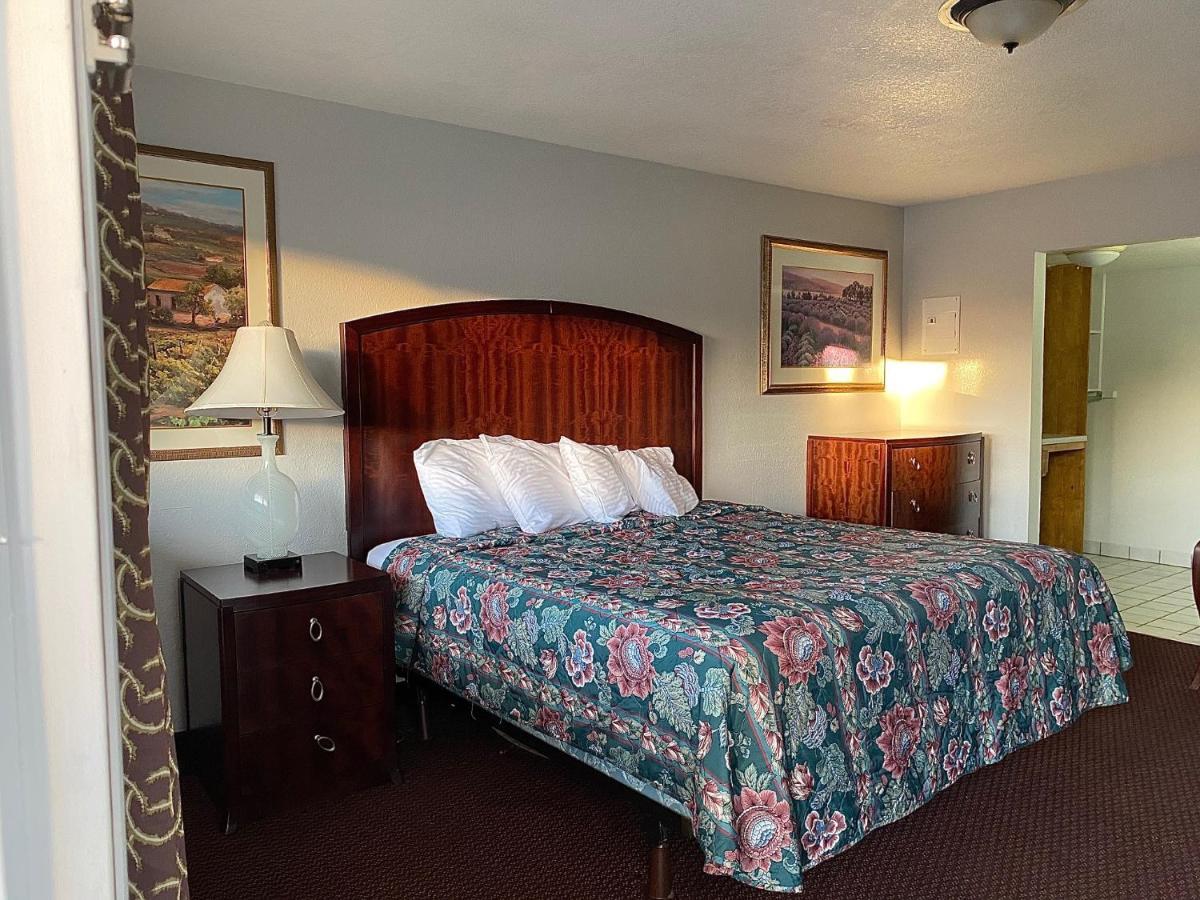 Travelodge By Wyndham Hwy 64 2*