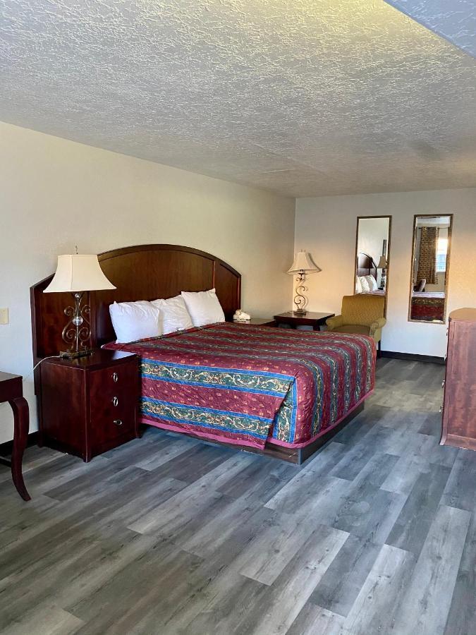 Motel Travelodge By Wyndham Hwy 64 2*