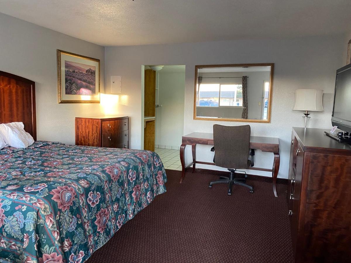 Motel Travelodge By Wyndham Hwy 64 2*