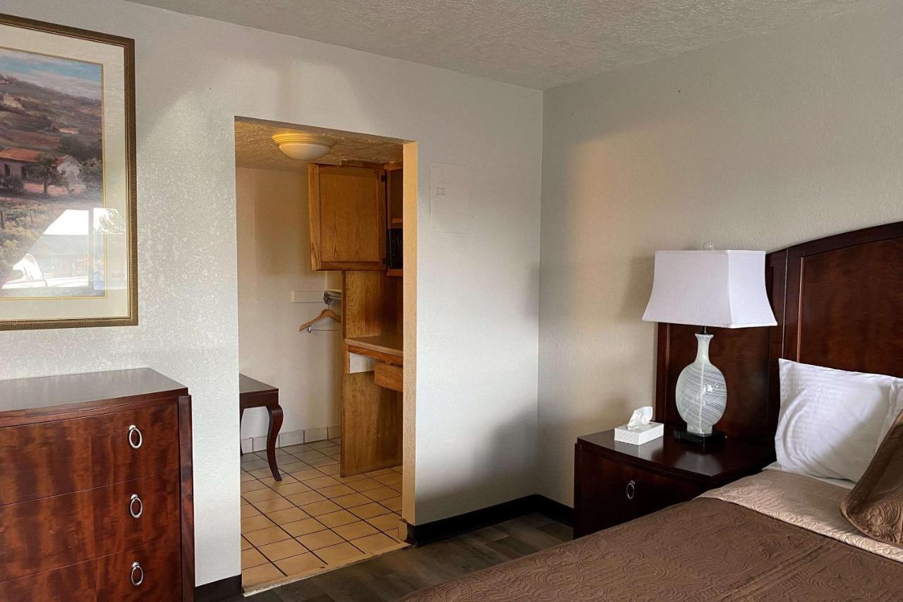 Motel Travelodge By Wyndham Hwy 64 2*