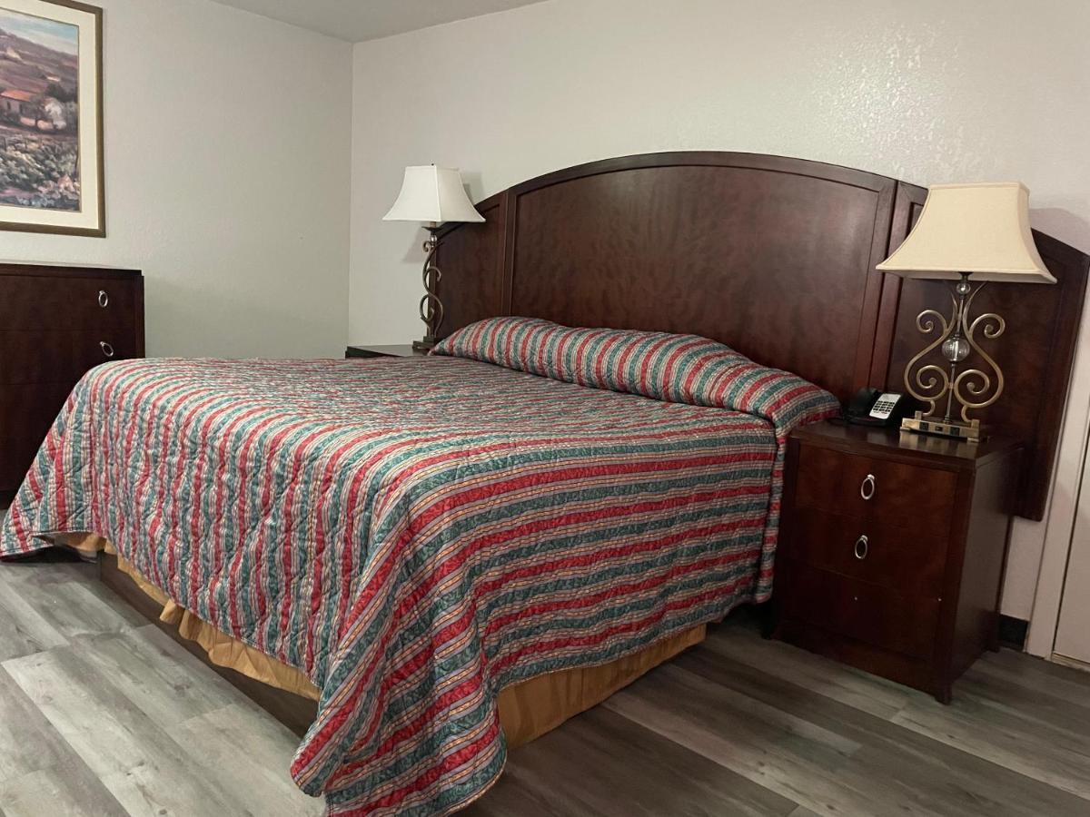 Travelodge By Wyndham Hwy 64 2*