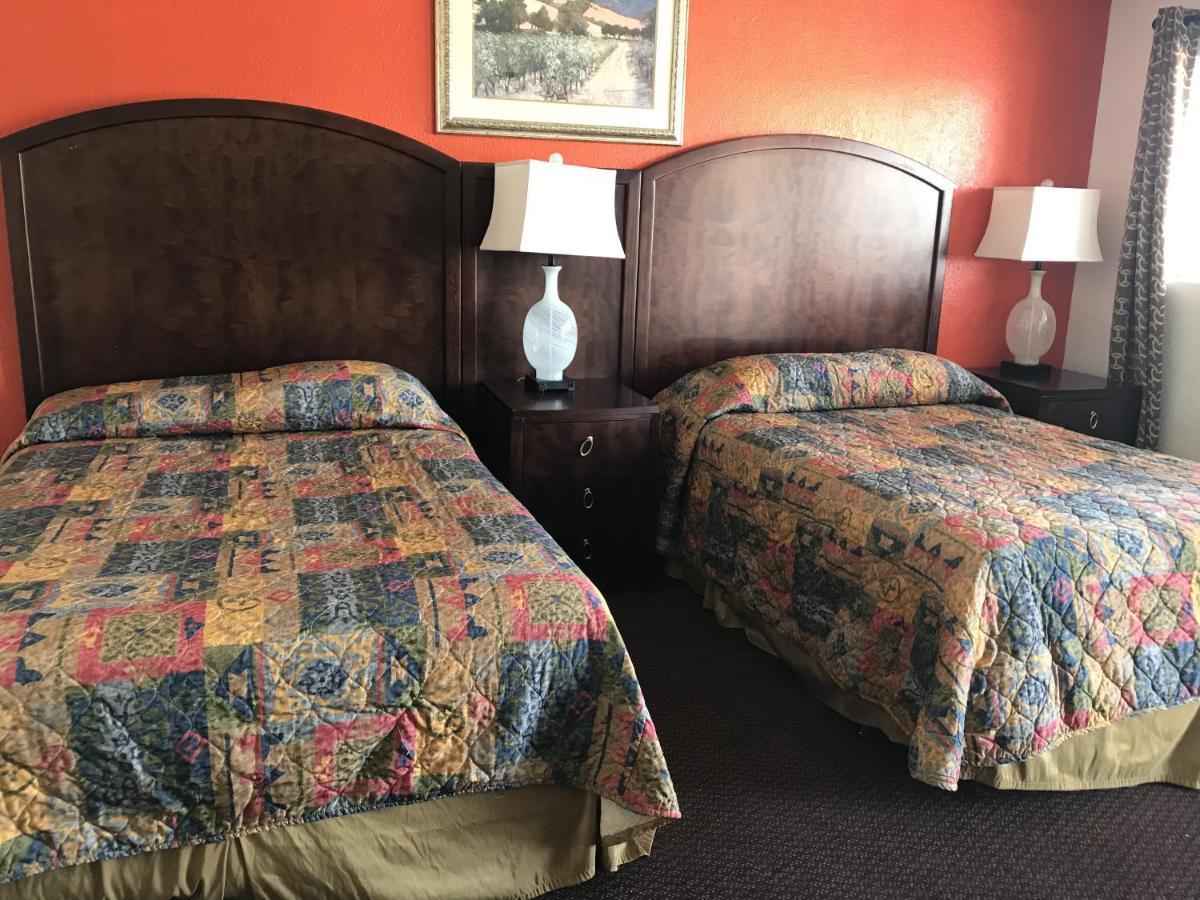 Motel Travelodge By Wyndham Hwy 64 2*