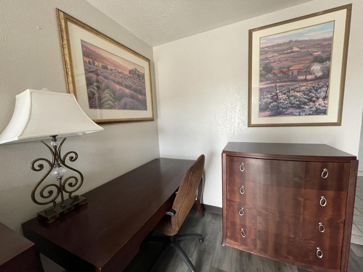 Travelodge By Wyndham Hwy 64 2*