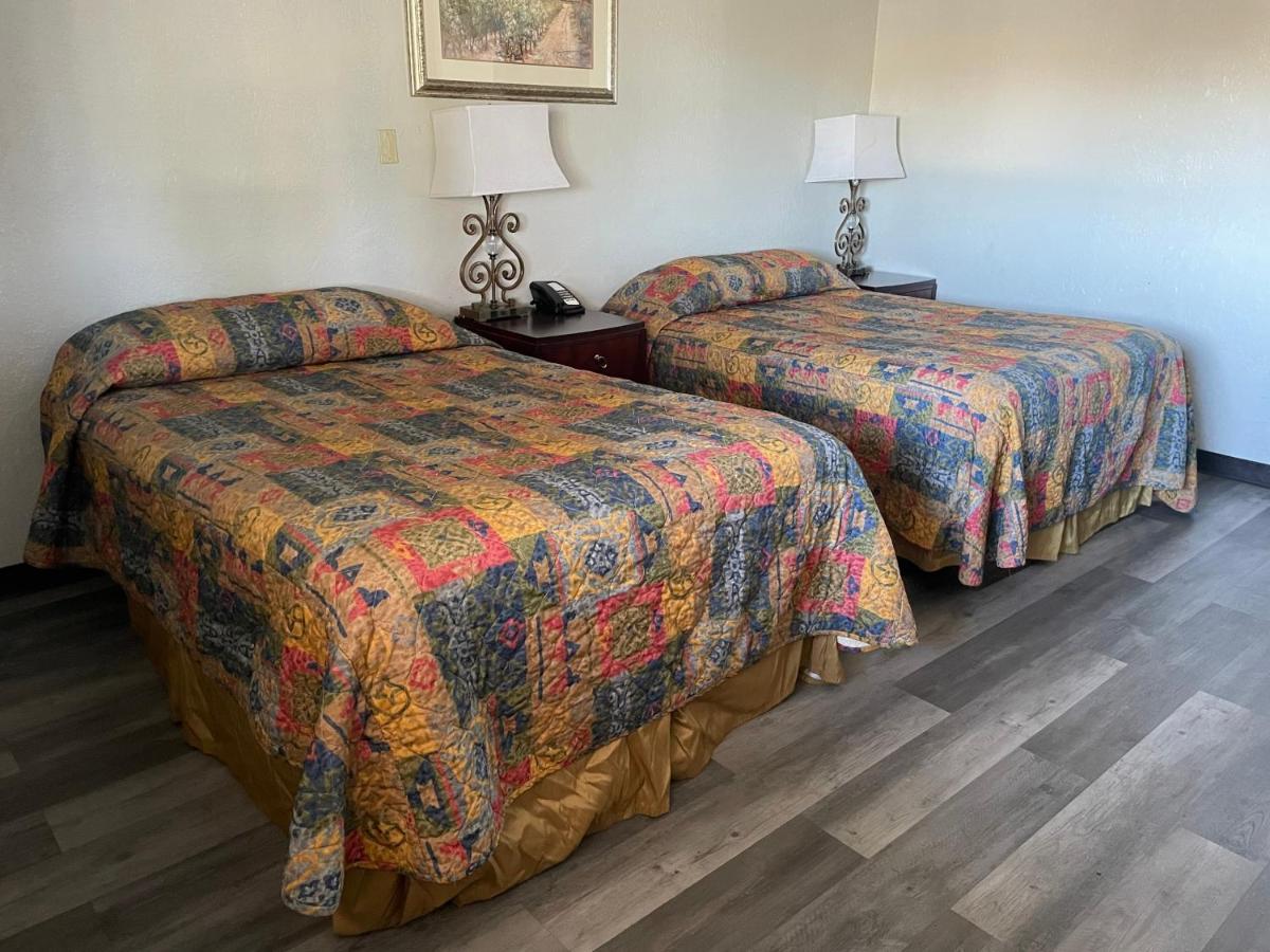 Motel Travelodge By Wyndham Hwy 64 2*